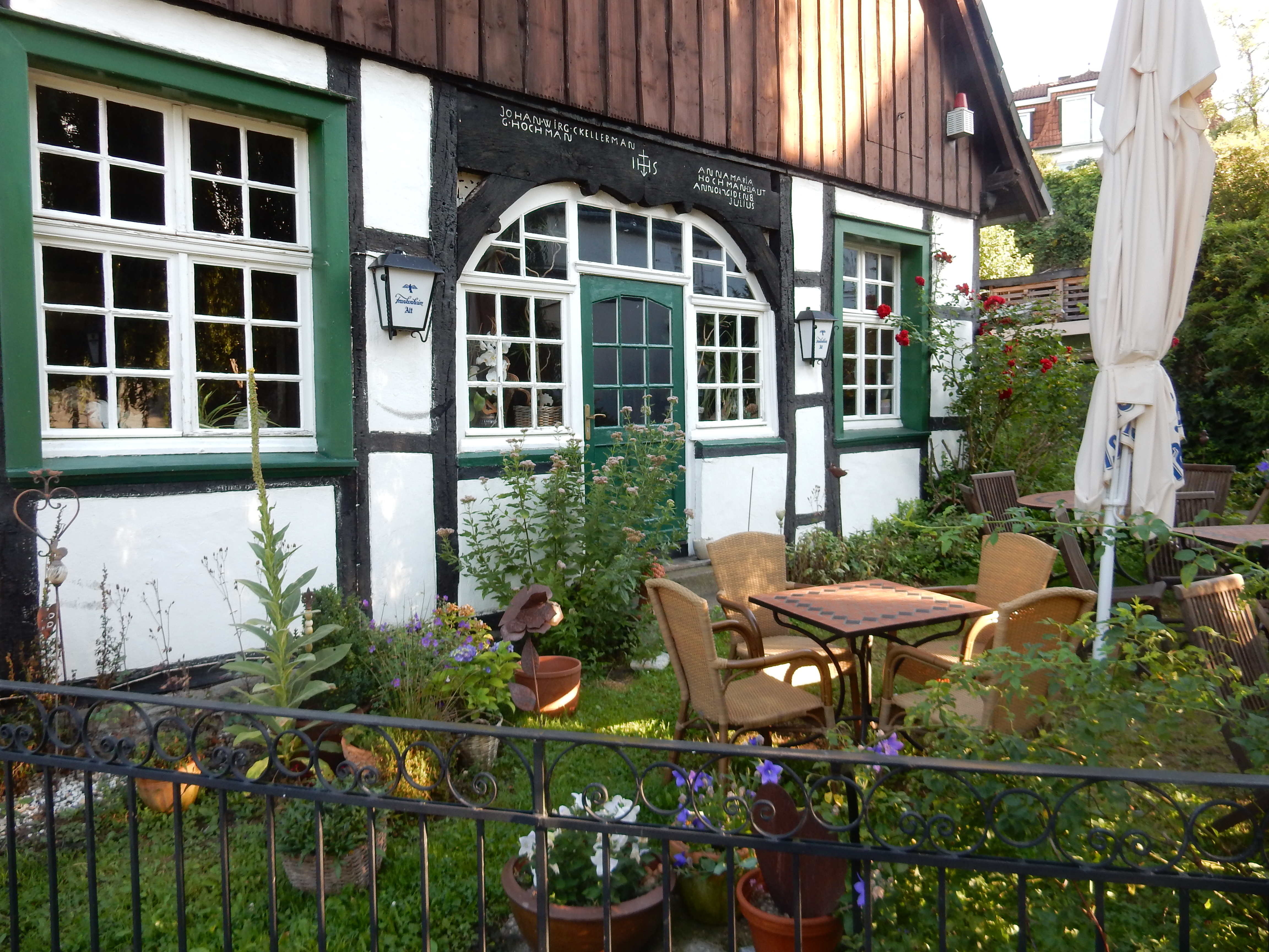 Haus Grossjung mit Garten und Sitzplaetzen