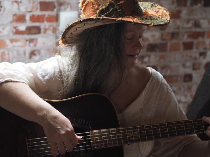 Sandy Hawthorn alias Sandra Gwiasda mit Gitarre